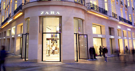 Tienda Zara Champs-Élysées en París, Francia.