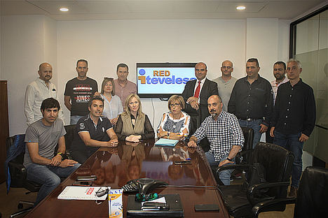 Los responsables de Grupo Itevelesa junto a los representantes de los trabajadores tras la firma del acuerdo en las instalaciones de la compañía. 