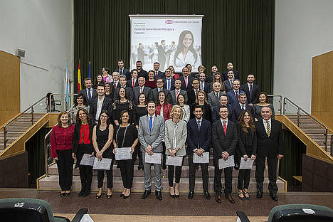 Foto de familia de los graduados, profesores del curso y la Presidencia del acto.