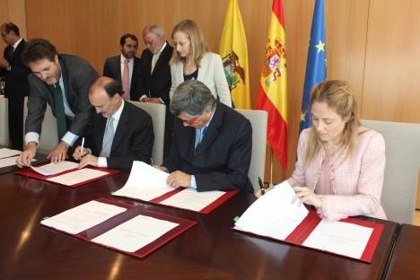 (izq.drcha.:) El Secretario de Estado de Cooperación Internacional y para Iberoaméirca, Jesús Gracia Aldaz, el Embajador de Ecuador en España Miguel Calahorrano y la Presidenta del ICO, Emma Navarro.