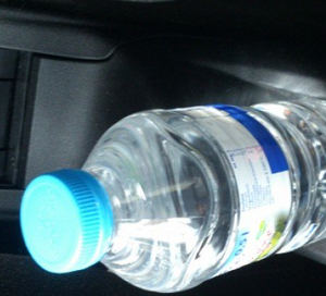 Botella de agua en el coche. ¿Es un peligro o una solución?