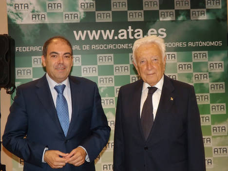 Juan Echevarría Puig, presidente de Mutua Universal (derecha) y Lorenzo Amor, presidente de ATA.