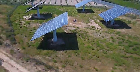 Los terrenos de su propiedad con sus placas solares.