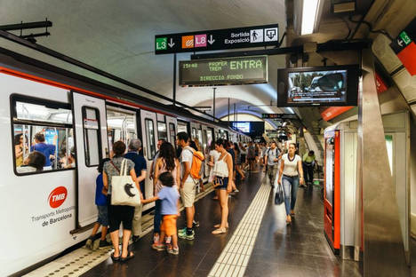 Los turistas consolidan el crecimiento del transporte público en agosto