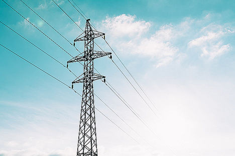 Los consumidores finales asumen el riesgo del mercado mayorista de la electricidad en los nuevos contratos