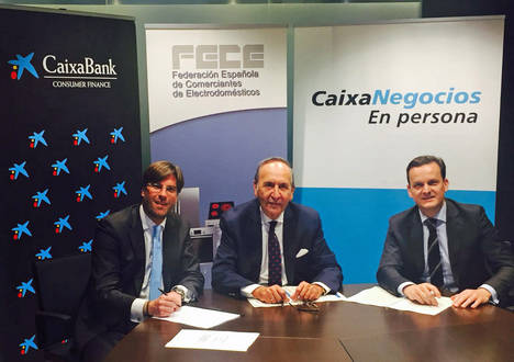 Xavier López, Director Negocio Comercios de CaixaBank Consumer Finance; José Prat, Secretario General de FECE; y Juan Capilla, Director de Banca Retail de la Dirección Territorial de CaixaBank en Madrid 
