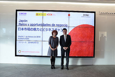 De izqda. a dcha.: María Peña, consejera delegada de ICEX España Exportación e Inversiones y Yasushi Akahoshi, presidente de JETRO.