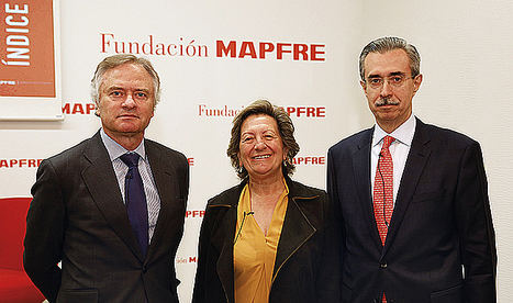 De izqda. a dcha.: Ignacio Baeza, vicepresidente de MAPFRE, Pilar González de Frutos, presidenta de UNESPA, y Manuel Aguilera, director general del Servicio de Estudios de MAPFRE.