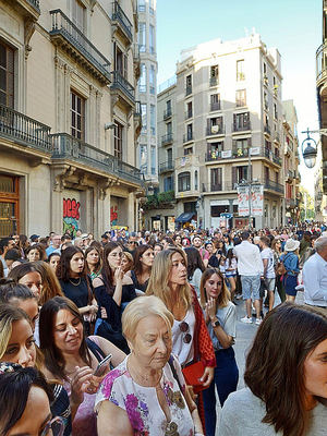 Más de 500 personas desbordan Portaferrissa en la apertura de la primera Freshly Store en Barcelona