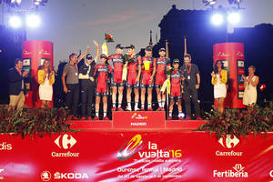 Azkar Dachser Group entrega al BMC el Premio a la Clasificación por Equipos de La Vuelta 2016