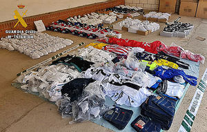 La Guardia Civil y Policia Local intervienen más de 400 falsificaciones de calzado y prendas deportivas