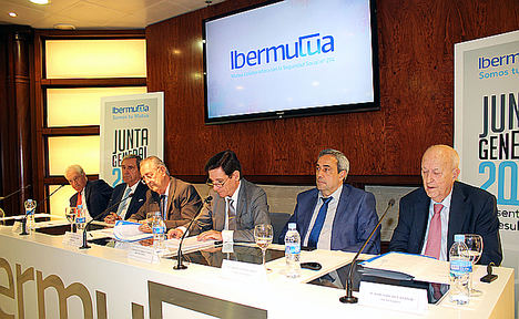 En el centro, Juan Roca Guillamón y Heraclio Corrales Romeo, presidente y director general de Ibermutua, respectivamente, en la presentación de los resultados de la Entidad durante el pasado ejercicio, junto a otros miembros de la Junta Directiva.