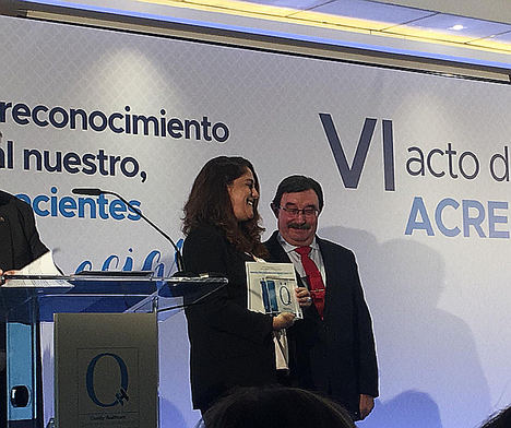 Patricia López Moreno, subdirectora general adjunta y directora ejecutiva de Servicios de Ibermutua, en el momento de recibir la acreditación mejorada a su calidad asistencial. 