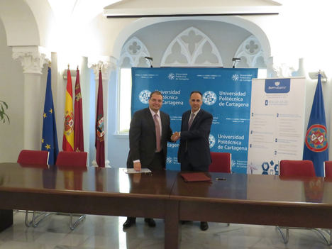El rector  de la Universidad Politécnica de Cartagena, Alejandro Díaz (a la derecha de la foto), estrecha la mano al director territorial de Ibermutuamur en Murcia, Eduardo Ruiz, tras la firma del convenio de colaboración.