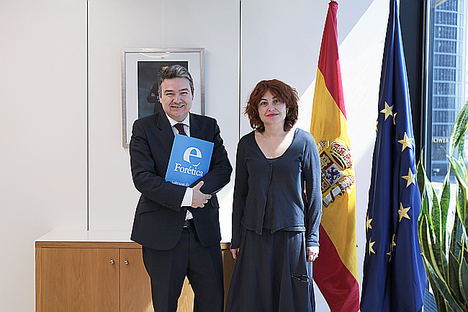María Peña, consejera delegada de ICEX España Exportación e Inversiones, junto a Germán Granda, director general de Forética.