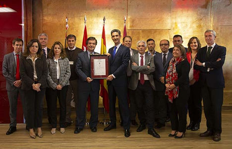 El Director General de IFEMA, Eduardo López-Puertas, junto al equipo de Seguridad, Personas y RSC, recibieron el certificado por Pablo Corróns, Director de Marketing Sectorial y de Producto de AENOR. 