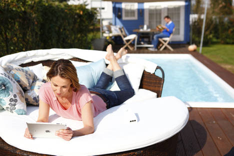 ¿Navegas por Internet desde tu jardín? devolodLAN®Powerline aumenta el alcance de tu red WiFi hasta tu piscina y barbacoa