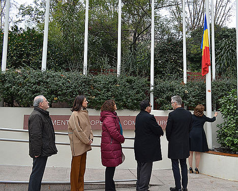 De izqda. a dcha.: Francisco Fonseca, director de la Representación de la Comisión Europea en España, María Andrés, directora de la Oficina de información del Parlamento Europeo en España, Soraya Rodríguez Ramos, diputada y presidenta de la Comisión mixta para la UE del Parlamento español, Marco Aguiriano, secretario de estado de Asuntos Europeos, Christian Ebner, embajador de la República de Austria y Gabriela Dancău, embajadora de Rumanía, izando la bandera de su país. 