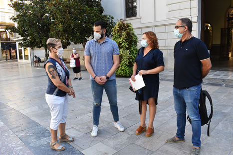 La presidenta de la Asociación Granadina de Emigrantes Retornados (AGER), María José Hueltes, junto a la diputada y coordinadora provincial, Mari Carmen Pérez, el diputado y parlamentario de Adelante Andalucía, Chus Fernández, y José Cobos Ruiz, miembro de la asociación.