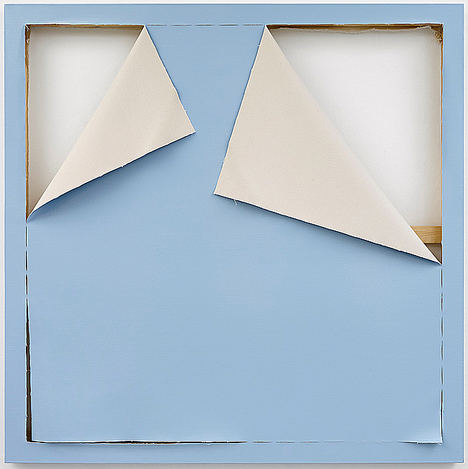 Ángela de la Cruz - Fondo azul, 2018,  Acrílico sobre tela sobre tela 153 x 153cm.