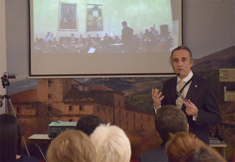 Filósofo, escritor y químico español Ricardo Arrue, durante su conferencia magistral.