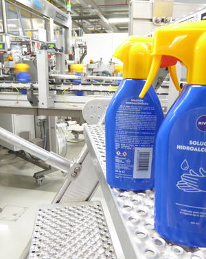 La fábrica de Nivea en España produce y dona 5.000 botellas al día de soluciones hidroalcohólicas