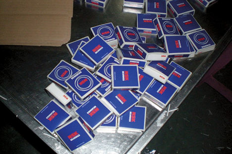 Rodamientos NSK falsos en sus embalajes incautados en las plantas de producción de un falsificador.
