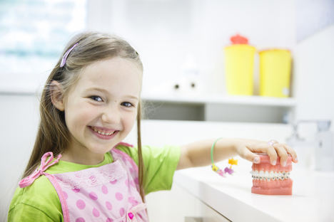Los odontopediatras pacenses recomiendan la primera visita al dentista al cumplir el año