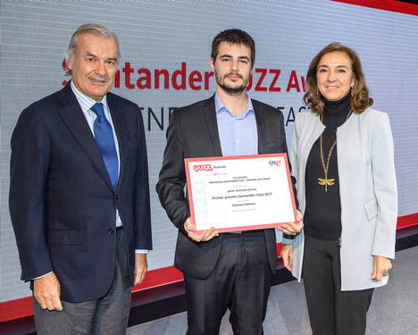 Rodrigo Echenique y Carmen Vela entregan el primer premio a Javier Martínez García por su proyecto Odissey Robotics. 