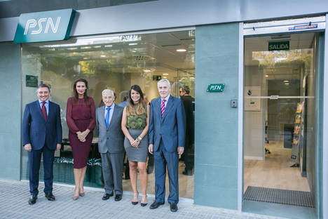 Miguel Carrero, presidente de PSN, flanqueado por Jesús Rioja, director general de PSN Mutua, Maribel Rodríguez, directora de PSN Andalucía, María Vargas, asesora, y Esteban Ímaz, secretario de PSN.