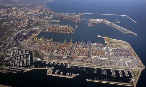 FVET pide a las terminales del Puerto de València que abran las 24 horas para evitar el colapso del efecto Suez