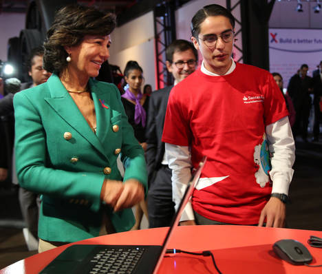 La presidenta de Banco Santander, Ana Botín, con un emprendedor durante la presentación de Santander X   