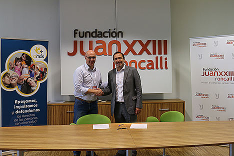 Óscar García Bernal, director general de Desarrollo Corporativo de Fundación Amás Social y Javier Arroyo, director general de Fundación Juan XXIII Roncalli.