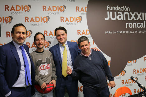 Óscar Vázquez con el equipo de Radio Roncalli.