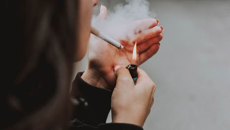 El tabaquismo en España condiciona que mueran más hombres que mujeres por COVID-19