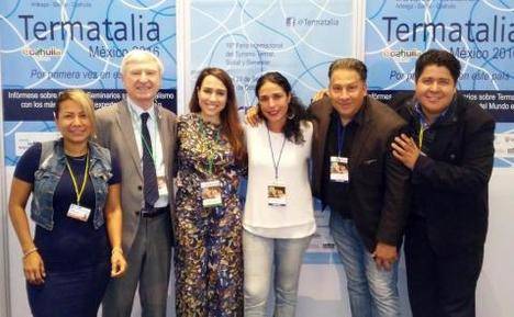 El director de la feria acompañado por la Consejera de Turismo de España en México, reporteros de Televisa y otros profesionales del sector en el stand de Termatalia en Expo Spa.