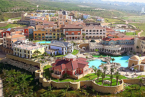 Vacaciones en un pueblo mediterráneo con los servicios de un hotel de lujo