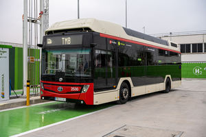 Barcelona recibe el primer bus de hidrógeno de Caetano que repostará próximamente en la planta de H2 verde de Iberdrola