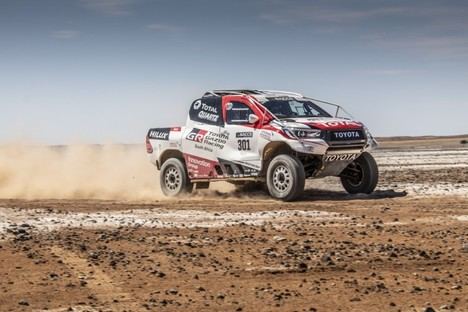 Fernando Alonso prueba el Toyota Hilux ganador del último Rally Dakar