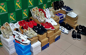 La Guardia Civil interviene en un bazar de Badajoz 60 pares de zapatillas deportivas falsificadas