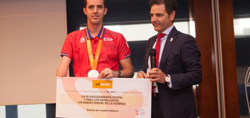 José Álvarez, Presidente de Unidental, haciendo entrega del regalo a José Manuel Ruiz, abanderado y medallista olímpico, en nombre de todo el equipo.